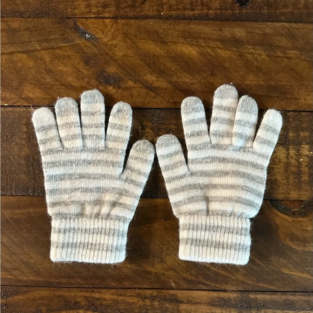 Carter’s White and Gray Gloves